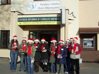 Akcja "Mikołajkowa" 06 grudnia 2006r. Stypendyści Biłgorajskiego Funduszu Stypendialnego zbierali fundusze na ulicach Biłgoraja. 