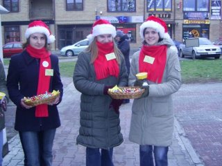 Akcja "Mikołajkowa" 06 grudnia 2006r. Stypendyści Biłgorajskiego Funduszu Stypendialnego zbierali fundusze na ulicach Biłgoraja. 