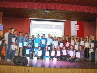 Fotorelacja z uroczystości wręczenia stypendiów 5/10/2016r. w auli LO im. ONZ