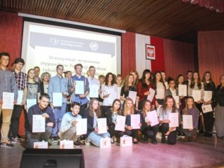 Fotorelacja z uroczystości wręczenia stypendiów 5/10/2016r. w auli LO im. ONZ