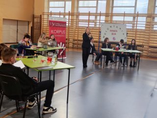Debata Oxfordzka na temat &#34;Wolontariat jest bezinteresowny&#34; - Spotkania z wolontariuszami w Szkole Podstawowej w Zwierzyńcu